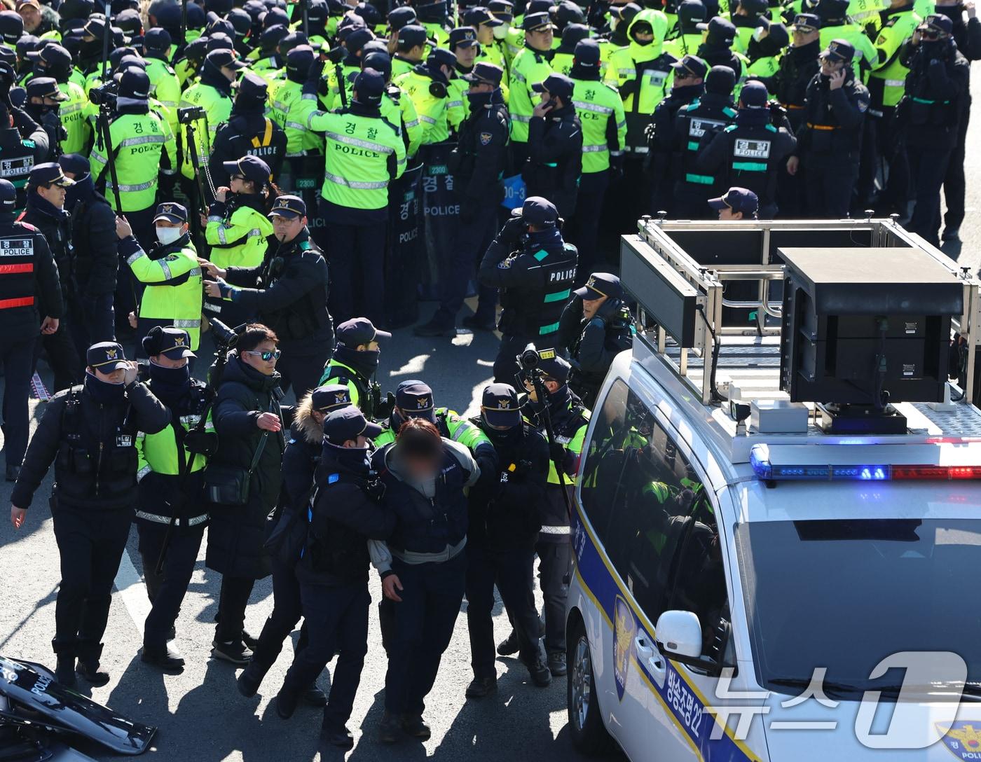 본문 이미지 - 4일 서울 용산구 대통령 관저 인근에서 윤석열 대통령 체포·탄핵 찬성 집회에 나선 민주노총 조합원이 관저 방향으로 행진을 시도하다 몸싸움을 벌인 후 경찰에 연행되고 있다. 2025.1.4/뉴스1 ⓒ News1 황기선 기자