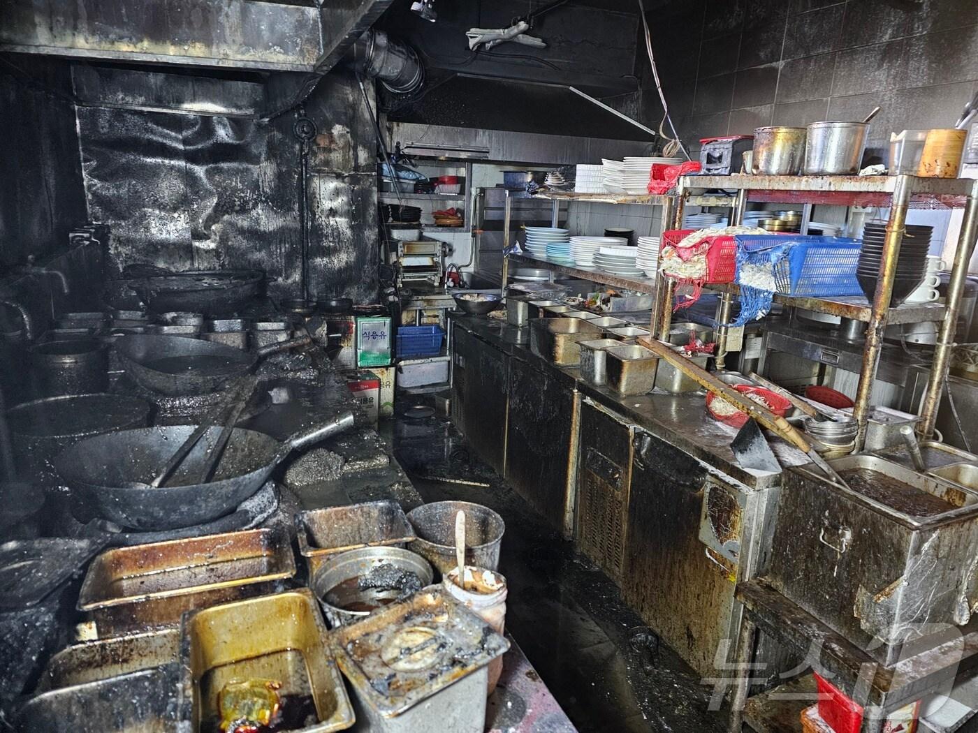 본문 이미지 - 불에 탄 식당 주방 내부.(부산소방재난본부 제공)