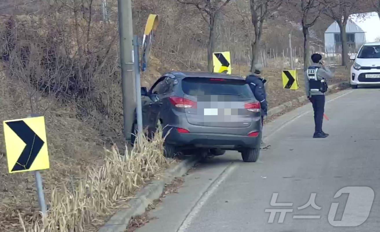본문 이미지 - 4일 오후 2시19분께 전북 장수군 노곡리 인근 도로에서 SUV차량이 전신주를 들이받는 사고가 발생했다.(전북소방본부 제공) 2025.1.4/뉴스1