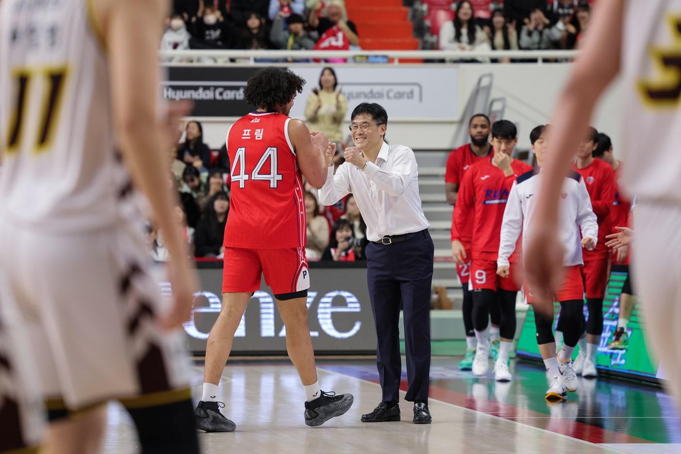 본문 이미지 - 울산 현대모비스의 조동현 감독(오른쪽)과 게이지 프림. (KBL 제공)