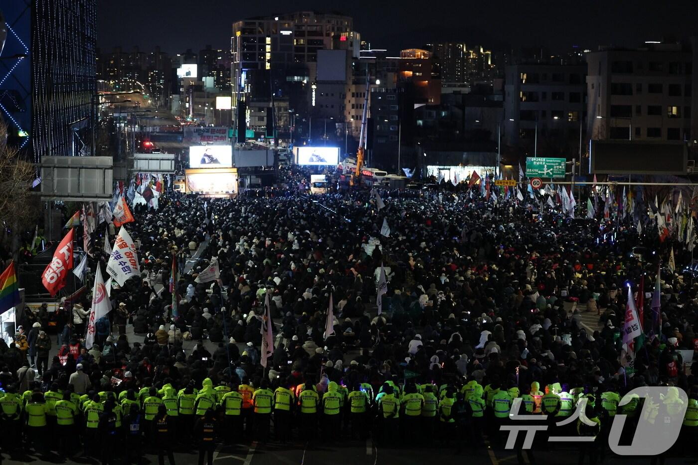 4일 서울 용산구 한남동 대통령 관저 인근 도로가 윤석열 대통령 탄핵 찬반 집회로 인해 교통통제되고 있다. 2025.1.4/뉴스1 ⓒ News1 임세영 기자