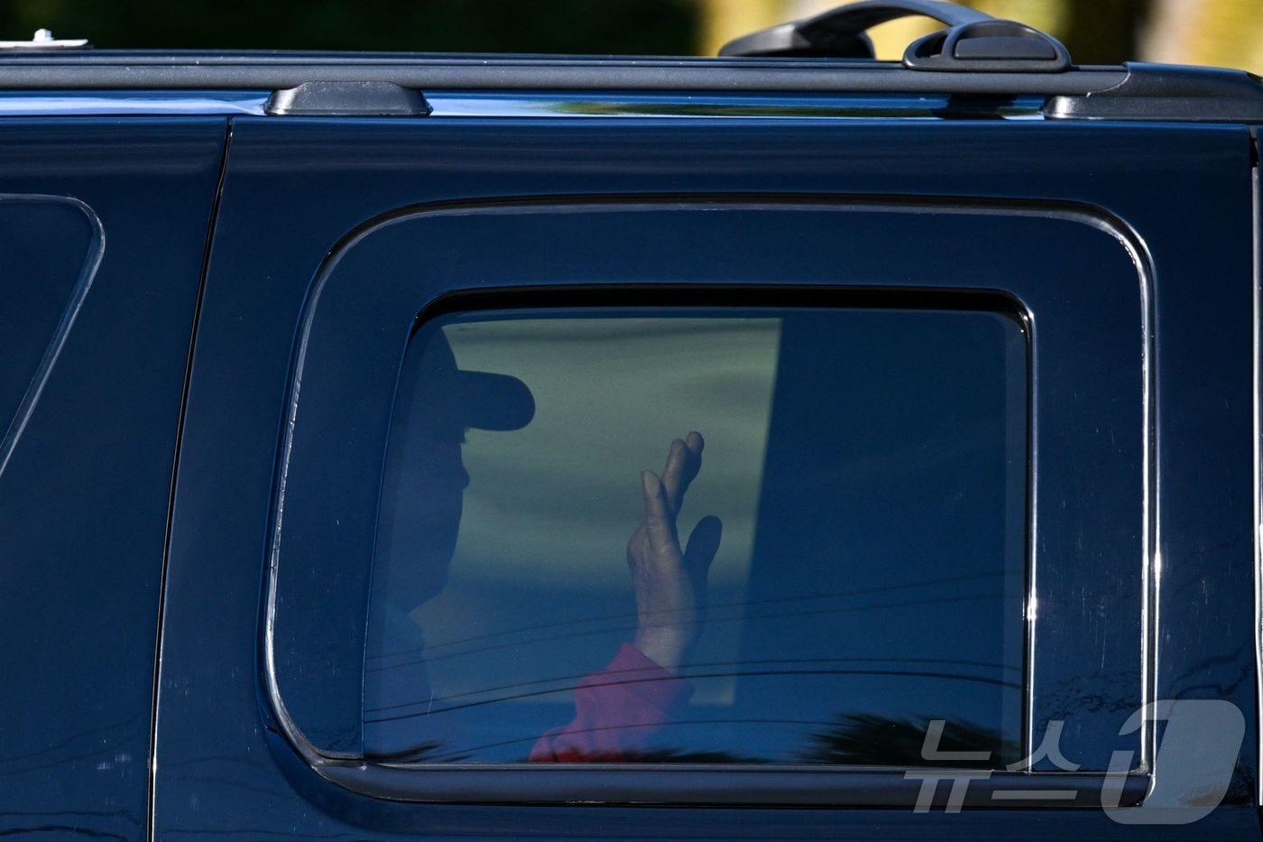 도널드 트럼프 미국 대통령 당선인이 4일 (현지시간) 플로리다주 웨스트 팜비치에 있는 트럼프 인터내셔널 골프 클럽에서 차량을 타고 떠나고 있다. 2025.01.05 ⓒ AFP=뉴스1 ⓒ News1 우동명 기자