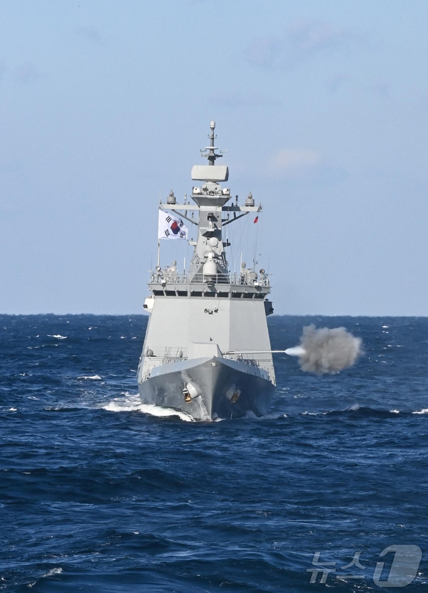 본문 이미지 - 3일 동해상에서 실시한 첫 해상훈련에서 해군 1함대 호위함 춘천함이 대함사격을 실시하고 있다. 2025.01.05. (해군 제공)