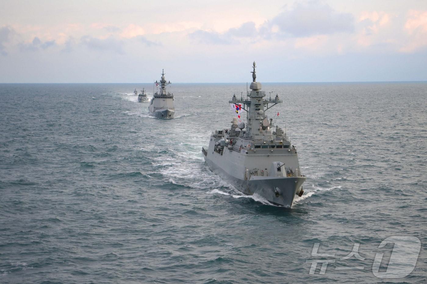 본문 이미지 - 해군 2함대 함정들이 전술기동을 하고 있는 모습 (해군 제공) 2025.1.5/뉴스1(사진은 기사 내용과 무관함) / 뉴스1 ⓒ News1