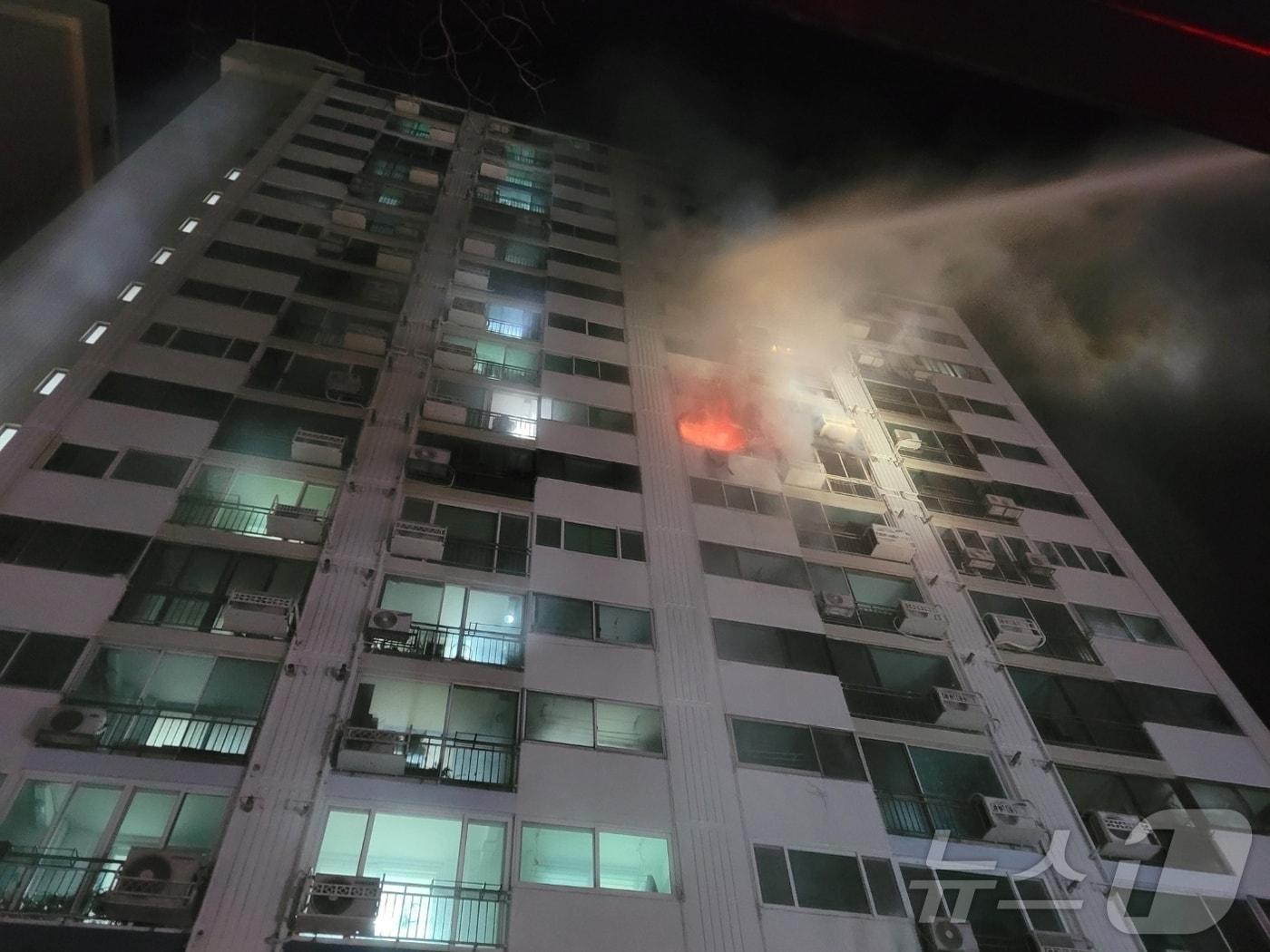 본문 이미지 - 5일 오전 경남 진주시 강남동 아파트 화재 현장.(진주소방서 제공)