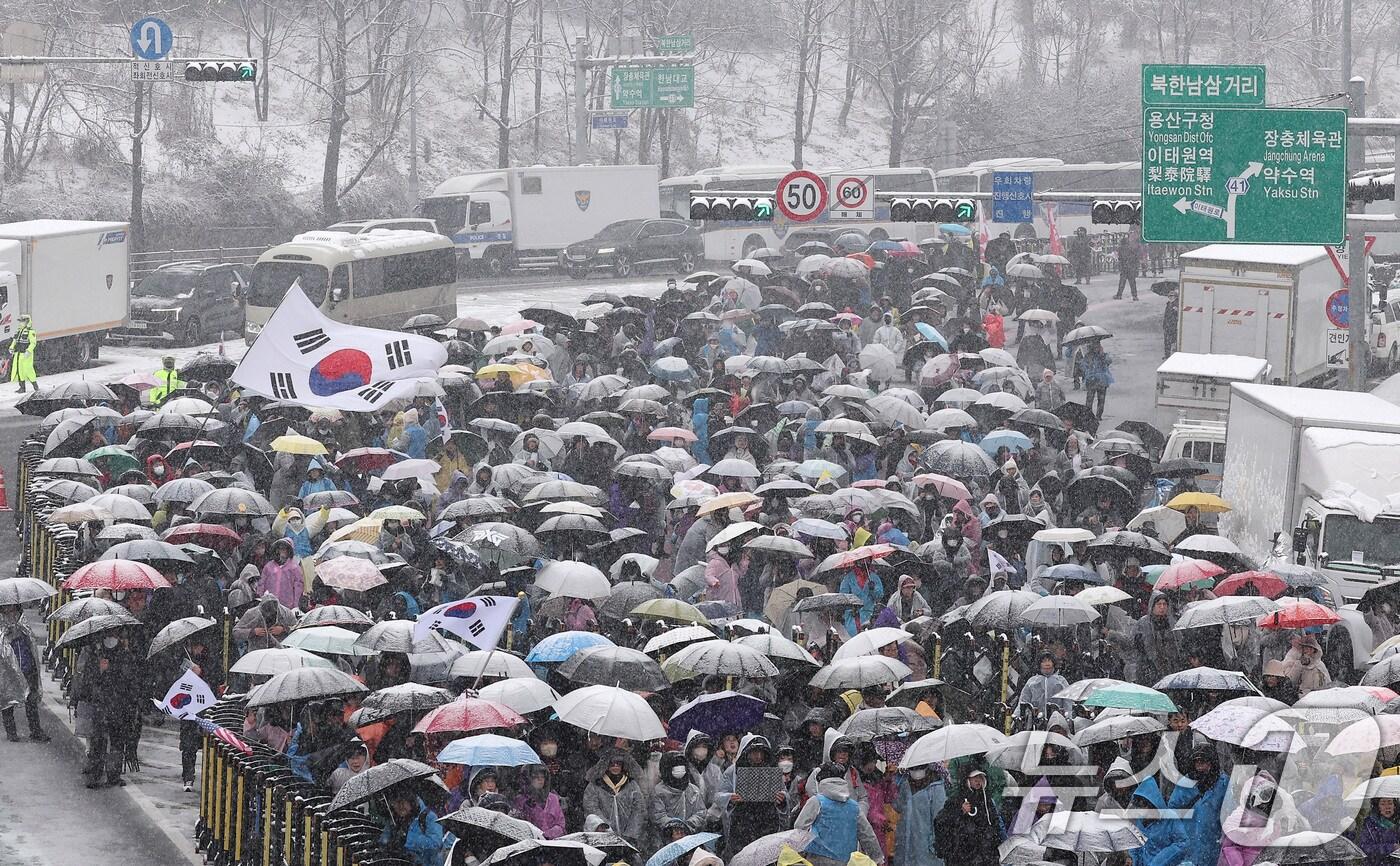 본문 이미지 - 5일 서울 용산구 대통령 관저 인근에서 사랑제일교회 주최로 열린 전국 주일 연합 예배에서 참가자들이 태극기를 흔들고 있다. 2025.1.5/뉴스1 ⓒ News1 김성진 기자