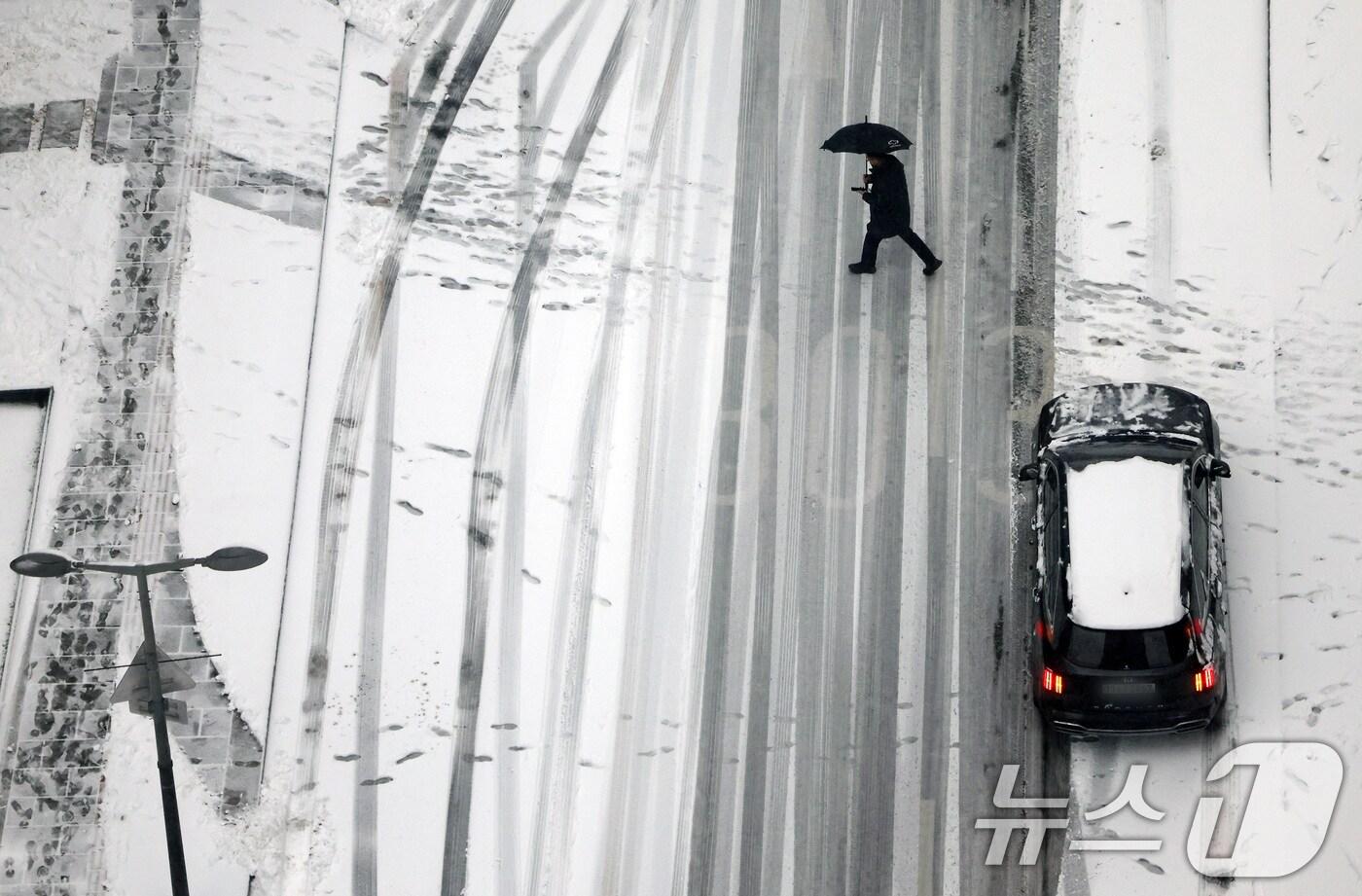 도심에 눈이 쌓여 차량들이 서행하고 있다. /뉴스1 ⓒ News1 이동해 기자