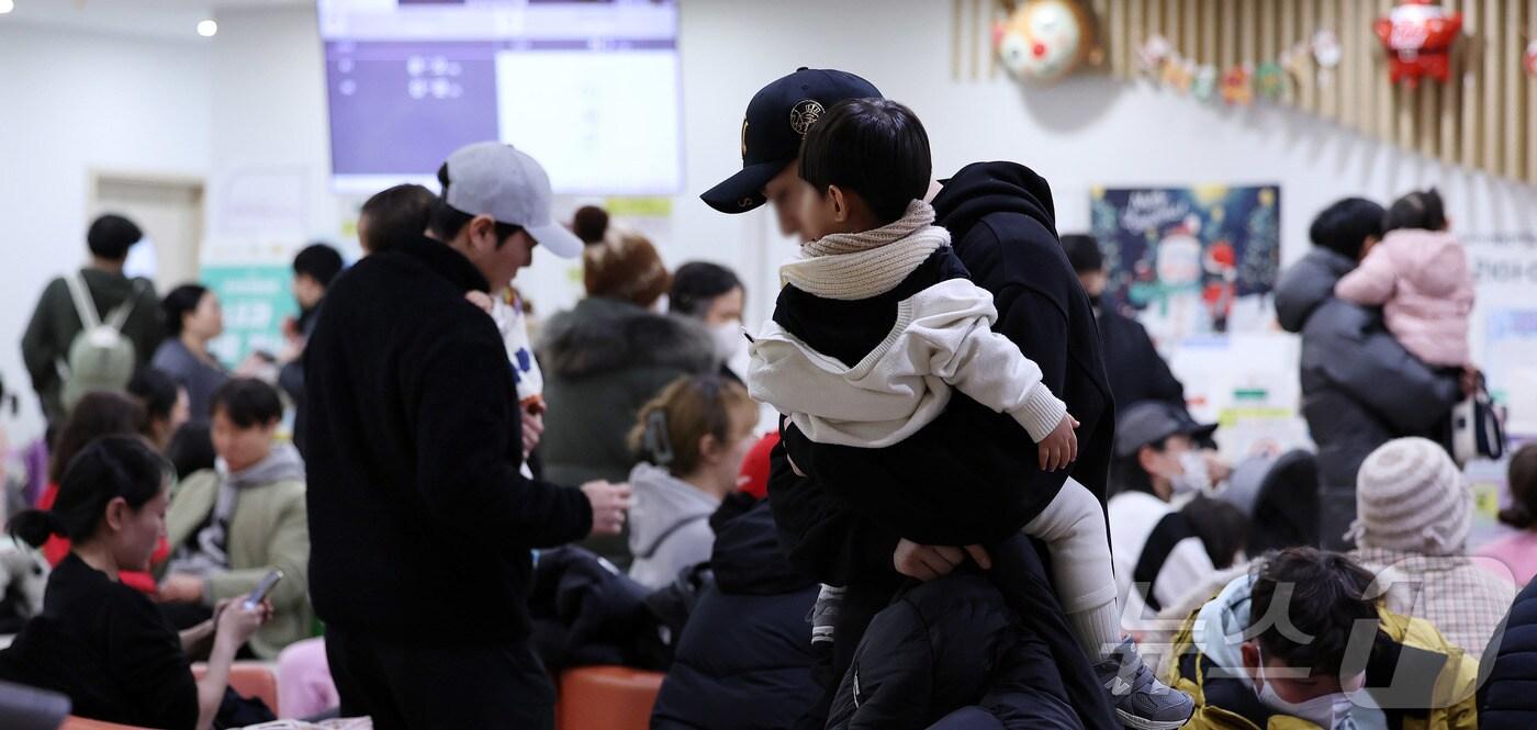 25일 금융권에 따르면 금융감독원은 전날 국정기획위원회 업무보고에서 '실손보험 선택형 특약 도입'을 검토하겠다고 보고했다. 사진은 서울의 한 어린이병원을 찾은 어린이 환자들이 진료를 받기 위해 대기하고 있다.  2025.1.5/뉴스1 ⓒ News1 박지혜 기자