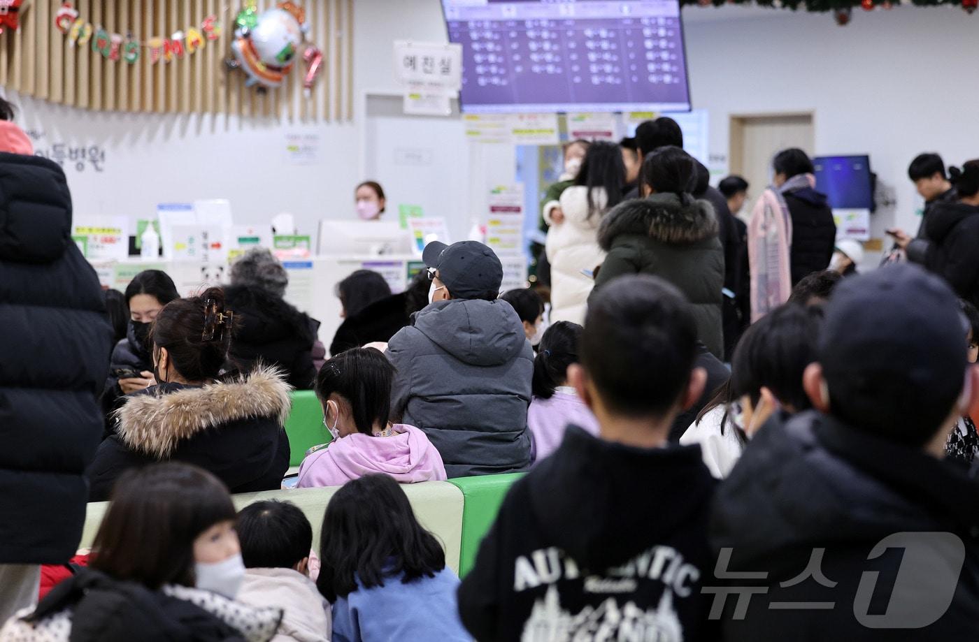 최근 독감&#40;인플루엔자&#41; 유행이 급격하게 확산하고 있는 가운데 5일 서울의 한 어린이병원을 찾은 어린이 환자와 보호자가 진료를 받기 위해 대기하고 있다. 2025.1.5/뉴스1 ⓒ News1 박지혜 기자