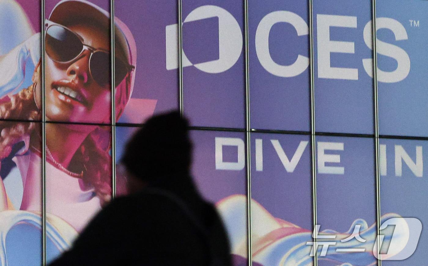 세계 최대 IT(정보기술)·가전 전시회 'CES 2025' 개막을 이틀 앞둔 4일(현지시간) 미국 네바다주 라스베이거스 컨벤션센터(LVCC)에 홍보 문구가 부착되어 있다. '다이브 인'(Dive in)을 주제로 오는 7일부터 10일까지는 열리는 이번 전시회에는 전 세계 160개국에서 4,500여 개 기업이 참여해 전 세계 최신 기술 산업의 트렌드를 제시한다. 2025.1.5/뉴스1 ⓒ News1 신웅수 기자