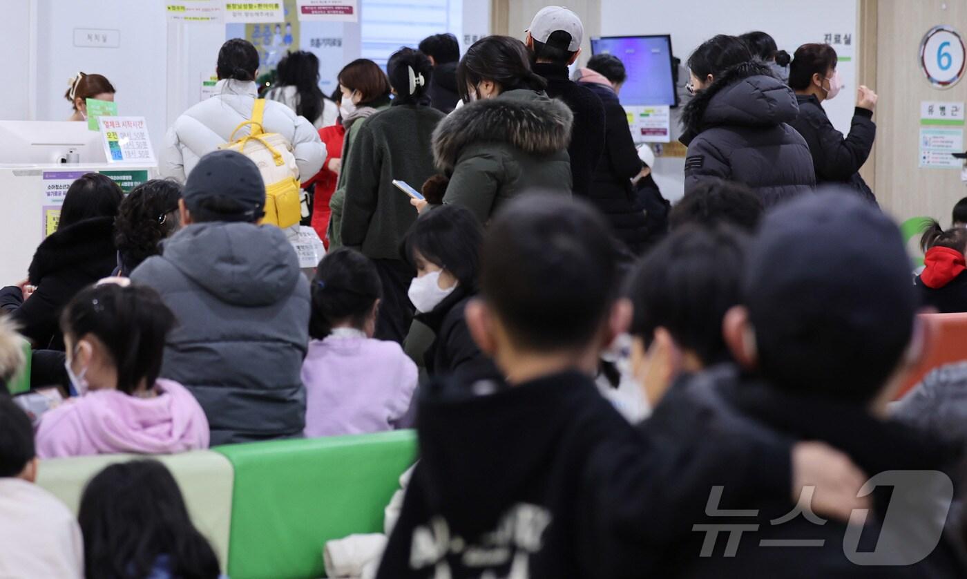 최근 독감(인플루엔자) 유행이 급격하게 확산하고 있는 가운데 5일 서울의 한 어린이병원을 찾은 어린이 환자와 보호자가 진료를 받기 위해 대기하고 있다. 이날 질병관리청에 따르면 지난달 22~28일(2024년 52주차) 국내 외래환자 1000명당 '인플루엔자 의사환자'는 73.9명으로 3주 전인 49주차(7.3명)보다 10배 이상 늘었다. 특히 2024년 52주차 1000명당 인플루엔자 의사환자 73.9명은 2016년 이후 8년 만에 최대 수치다. 2025.1.5/뉴스1 ⓒ News1 박지혜 기자