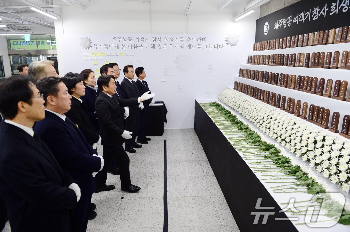 무안 제주항공 여객기 참사 8일째인 5일 광주 동구 전일빌딩245에 마련된 희생자 합동 분향소에서 강기정 광주시장이 공직자들에게 희생자들의 사연을 이야기 하고 있다. 2024.1.5/뉴스1 ⓒ News1 이승현 기자