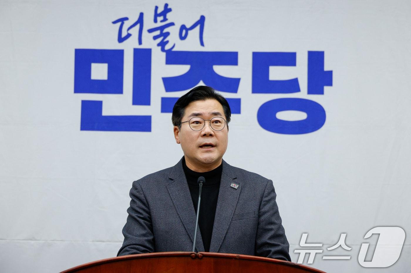 본문 이미지 - 박찬대 더불어민주당 원내대표가 5일 오후 서울 여의도 국회에서 열린 비상의원총회에 참석해 모두 발언하고 있다. 2025.1.5/뉴스1 ⓒ News1 안은나 기자