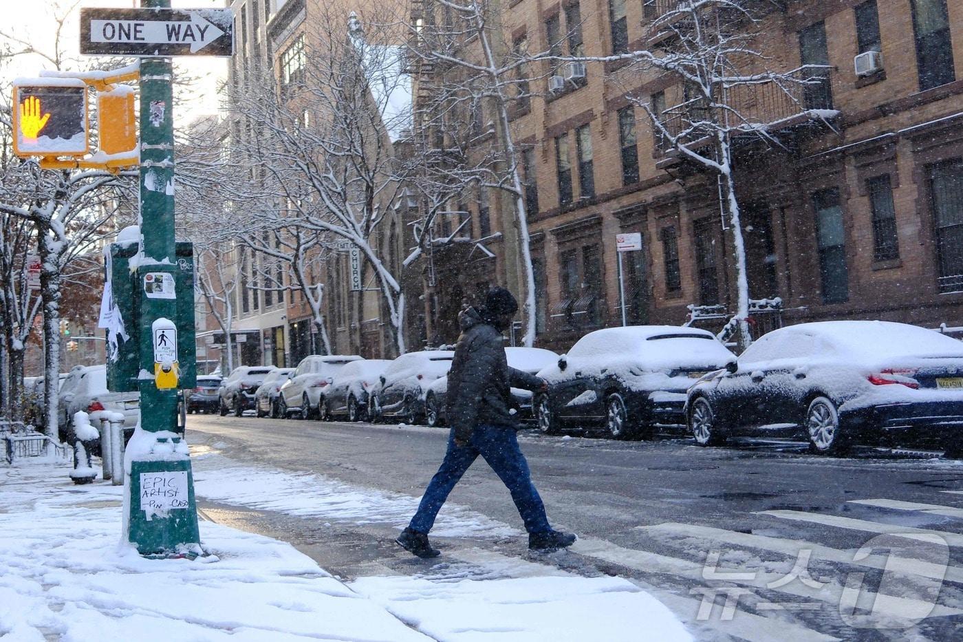미국 뉴욕 맨해튼에서 한 남성이 길을 건너가고 있다. 2024.12.21 ⓒ AFP=뉴스1