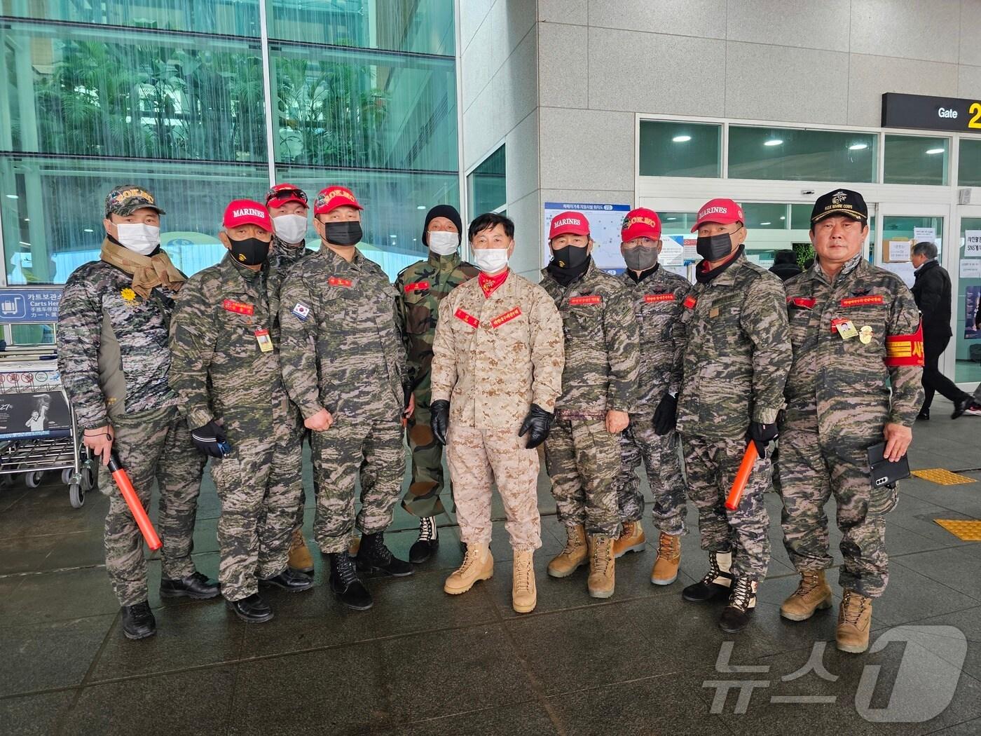 본문 이미지 - 제주항공 참사 피해자들을 도우려 지난 31일부터 무안국제공항에서 현장 교통 정리를 도맡아 온 해병대 전우회 전남연합회 회원들.2025.1.5./뉴스1 ⓒ News1 서충섭 기자