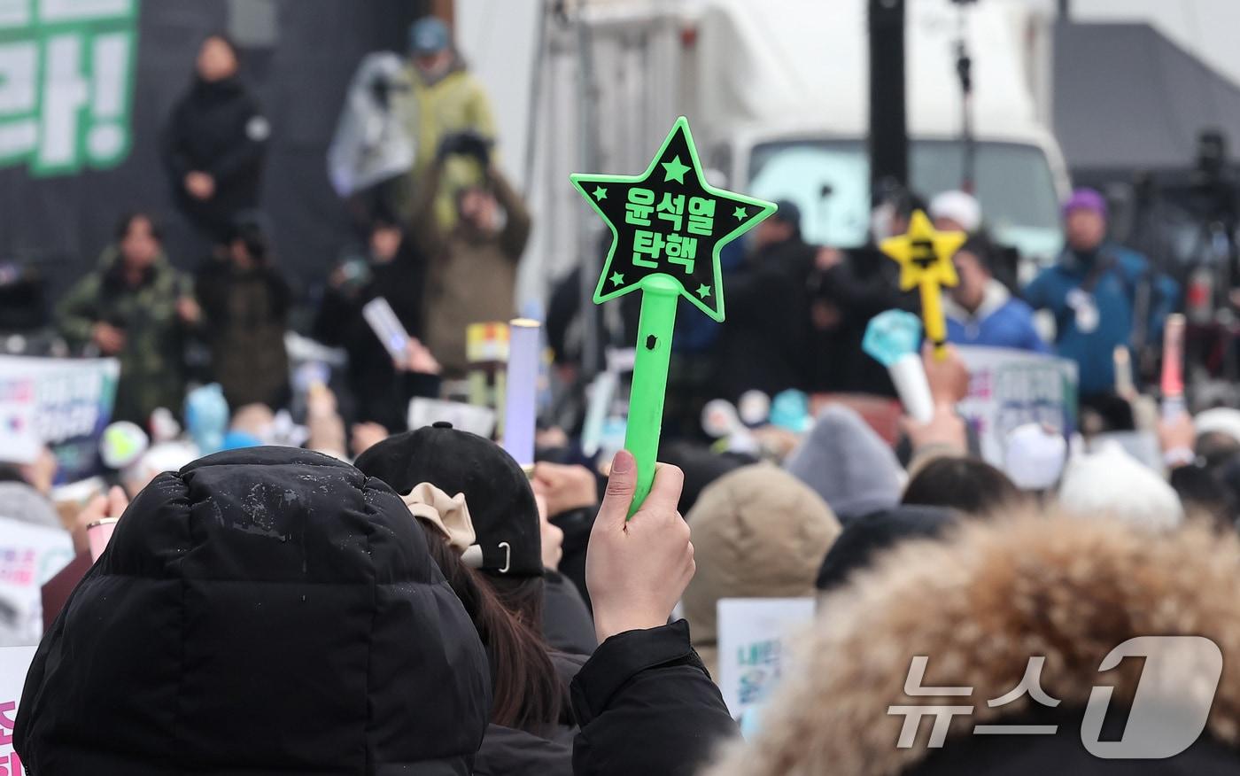 5일 서울 용산구 한남동 대통령 관저 인근에서 열린 '윤석열 체포 구속 긴급행동'에서 민주노총, 진보당 등 진보단체를 비롯한 시민들이 윤석열 대통령 체포 및 구속을 요구하며 응원봉을 들고 있다. 2025.1.5/뉴스1 ⓒ News1 김성진 기자
