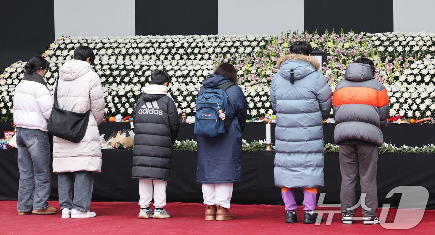 본문 이미지 - 5일 오후 서울 중구 서울시청 앞에서 마련된 제주항공 사고 희생자 합동분향소에 추모 행렬이 이어지고 있다. 서울시는 합동분향소를 오는 10일 오후 10시까지 연장 운영한다고 밝혔다. 2025.1.5/뉴스1 ⓒ News1 장수영 기자