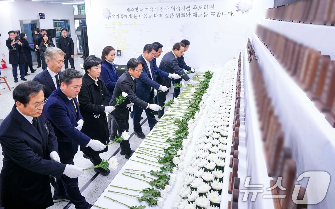 강기정 광주시장이 지난 5일 오후 동구 전일빌딩245 1층으로 이전한 '제주항공 여객기 참사 희생자 합동분향소'를 찾아 신수정 광주시의회 의장, 이정선 광주시교육감, 5개 구청장 등과 합동 참배를 하고 있다.(광주시 제공)2025.1.5/뉴스1 