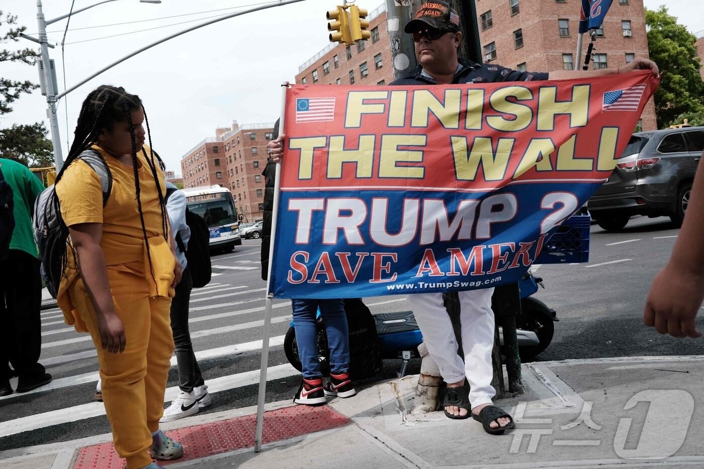 미국 뉴욕시에서 반이민 정책을 지지하는 시위대가 깃발을 들고 있는 모습. 2023.05.16/ ⓒ AFP=뉴스1 ⓒ News1 권진영 기자