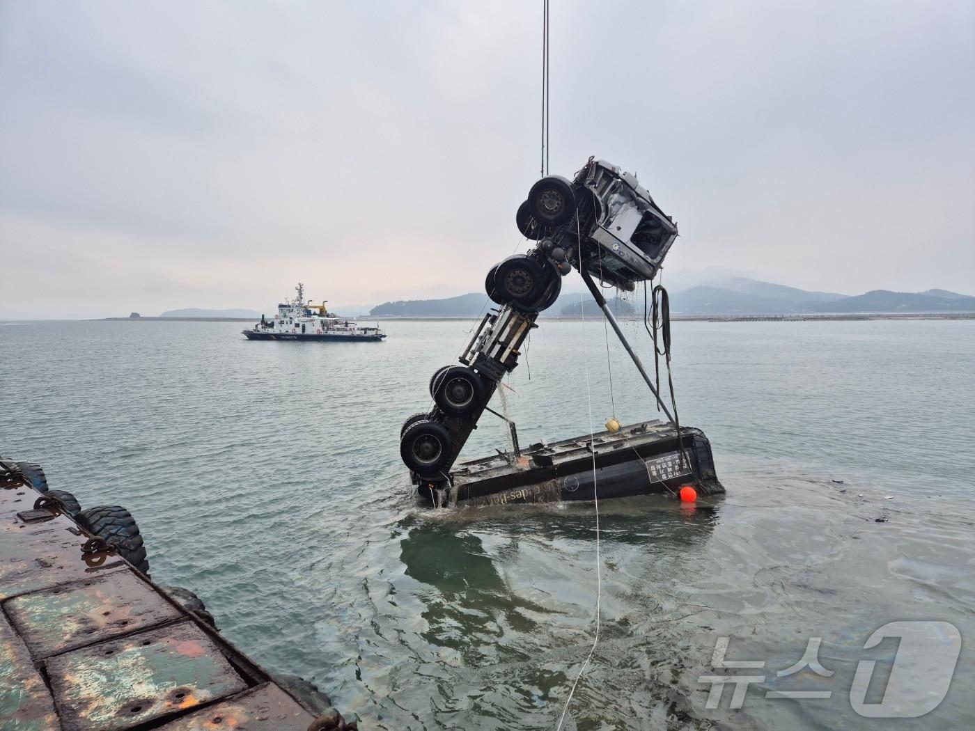 본문 이미지 - 5일 낮 충남 서산 고파도 부근 해상에서 서해호에 실려 운반되던 중 침몰한 24톤 트럭이 인양되고 있다.(충남도 제공) /뉴스1