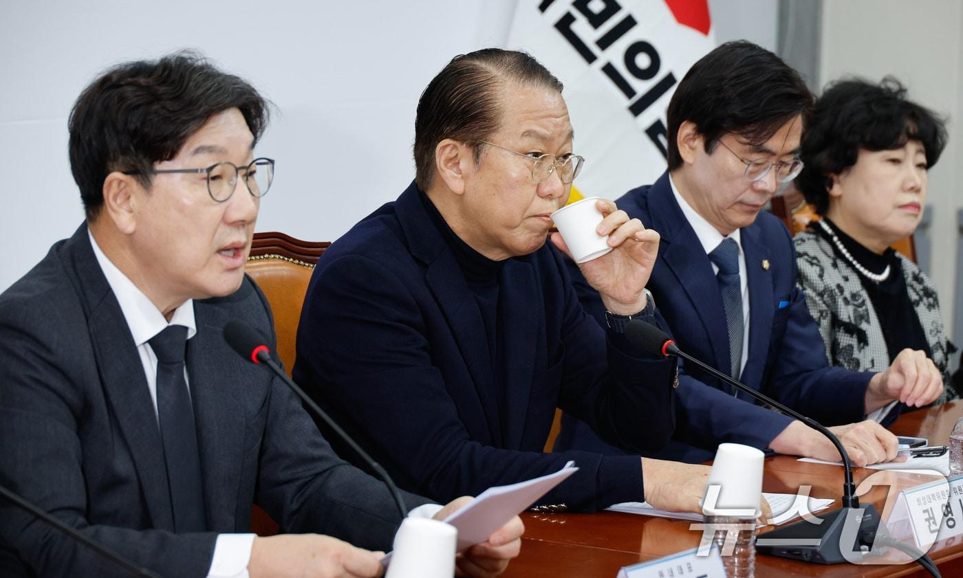 권영세 국민의힘 비상대책위원장이 5일 오후 서울 여의도 국회에서 열린 비대위-중진의원 연석회의에 참석해 물을 마시고 있다. 왼쪽부터 권성동 원내대표, 권 비대위원장, 조경태, 조배숙 의원. 2025.1.5/뉴스1 ⓒ News1 안은나 기자