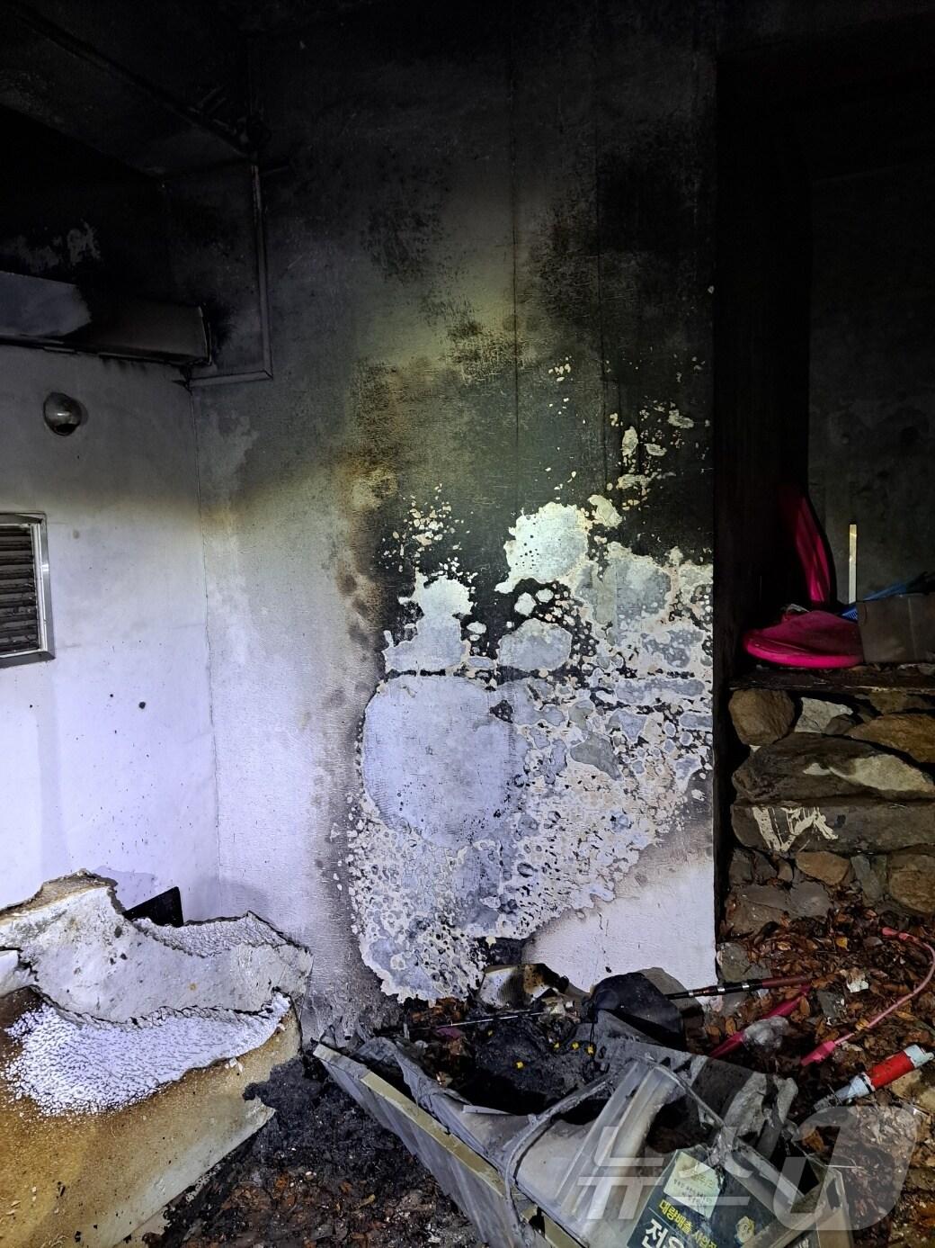 본문 이미지 - 5일 오후 부산시 노인건강센터 화재 현장.(부산소방재난본부 제공)