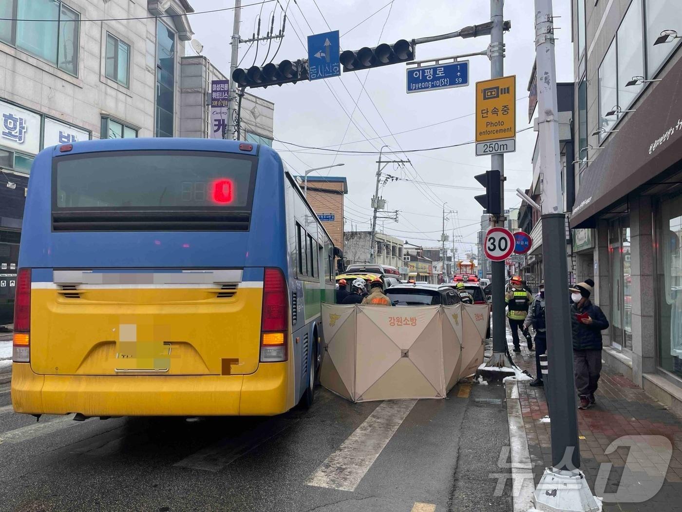 본문 이미지 - 5일 오후 강원 철원 동송읍 이평사거리 교통사망사고 수습현장.(강원도소방본부 제공) 2024.1.5/뉴스1