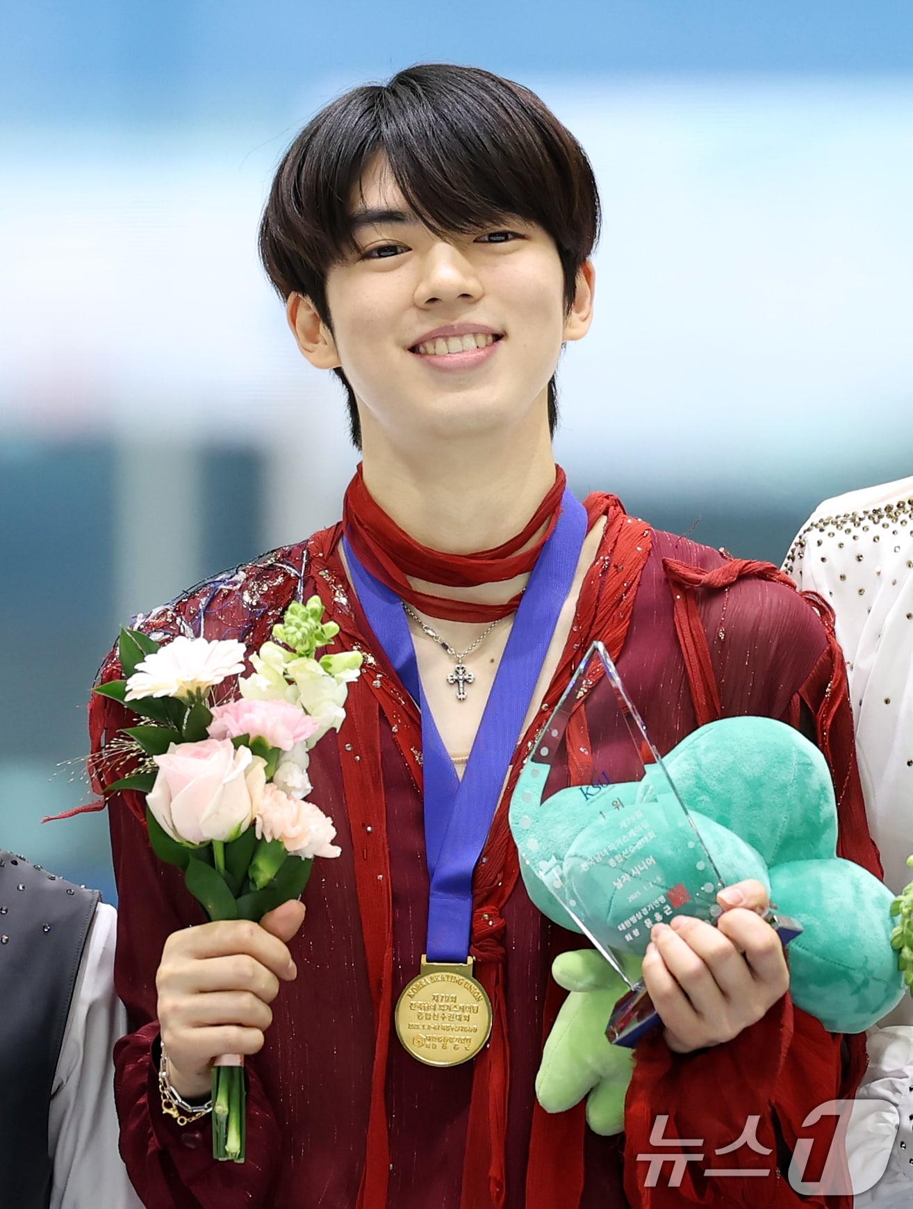 본문 이미지 - 5일 오후 경기도 의정부 실내빙상장에서 열린 제79회 전국남녀 피겨스케이팅 종합선수권대회 시상식에서 남자부문 우승을 차지한 차준환이 기념촬영하고 있다. 2025.1.5/뉴스1 ⓒ News1 이승배 기자