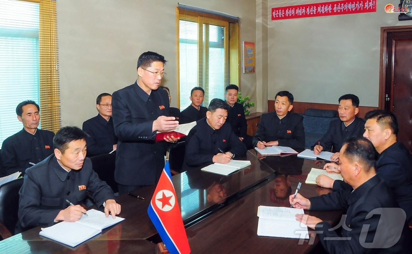 (평양 노동신문=뉴스1) = 북한 노동당 기관지 노동신문은 6일 "전당적으로 당중앙위원회 제8기 제11차 전원회의 사상과 정신으로 튼튼히 무장하기 위한 학습이 심화되고 있다＂면서 ＂각급 당조직들에서는 비상히 앙양된 일군들과 당원들과 근로자들의 열의에 맞게 학습조직과 지도를 실속있게 진행하고 있다＂고 보도했다. [국내에서만 사용가능. 재배포 금지. DB 금지. For Use Only in the Republic of Korea. Redistribution Prohibited] rodongphoto@news1.kr