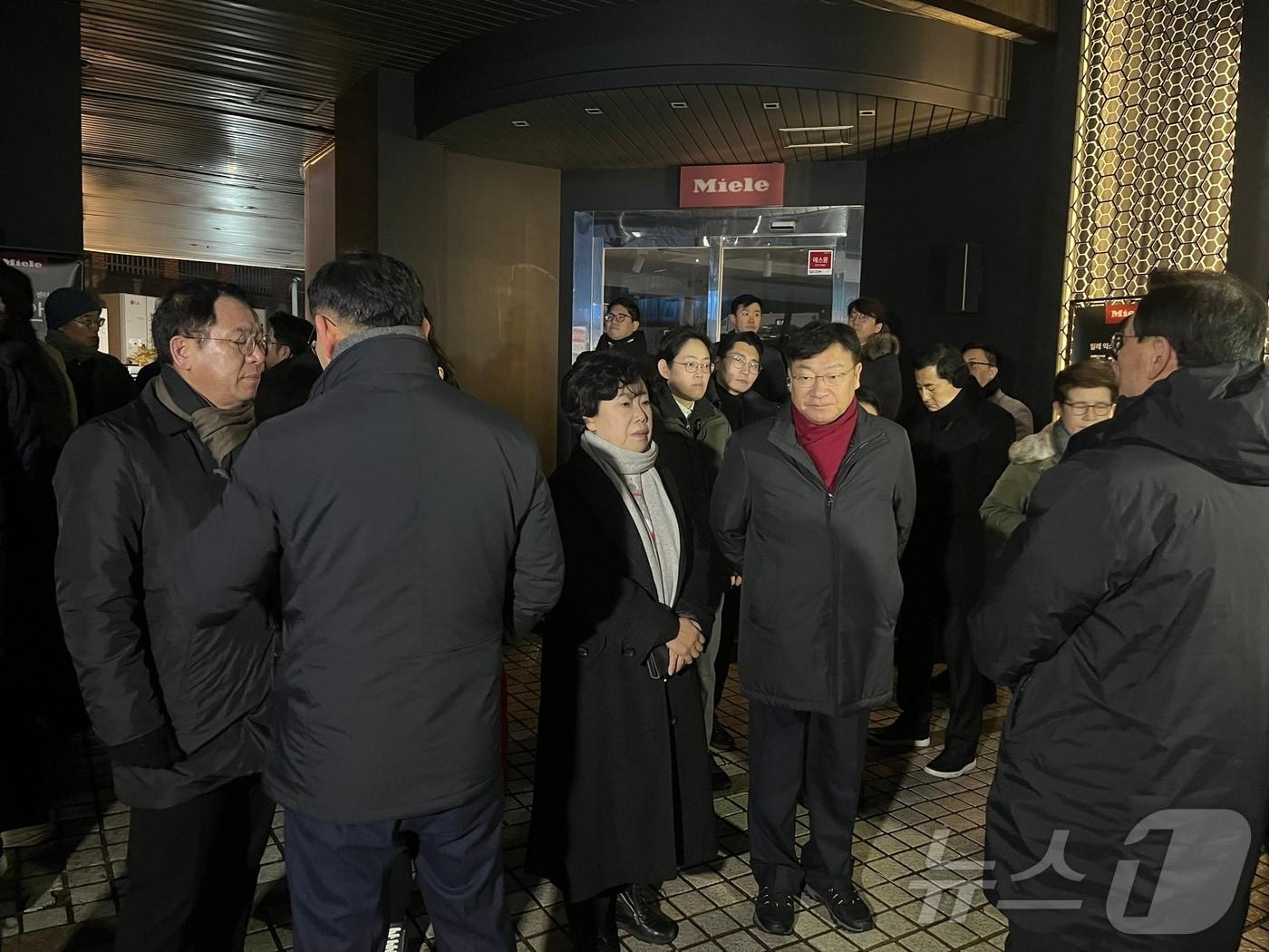 본문 이미지 - 6일 오전 6시쯤 서울 용산구 한남동 관저 인근 볼보빌딩 앞에서 국민의힘 의원들이 모여 있다. 2025.01.06 ⓒ 뉴스1 김종훈 기자