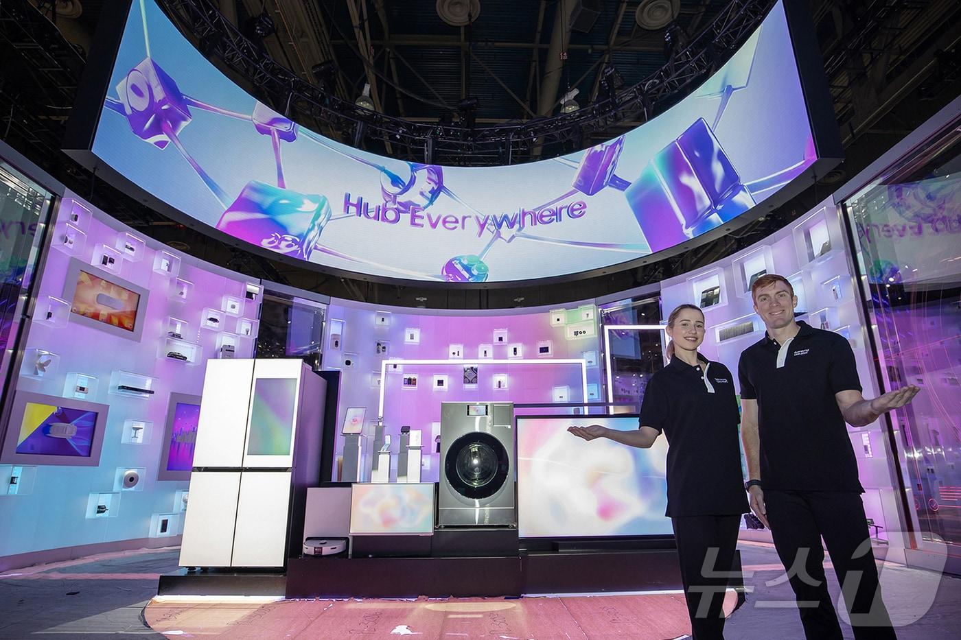 CES 2025가 열리는 미국 라스베이거스 컨벤션 센터의 삼성전자 전시관에서 삼성전자 모델이 스마트싱스 하이라이트존을 소개하고 있다.(삼성전자 제공)