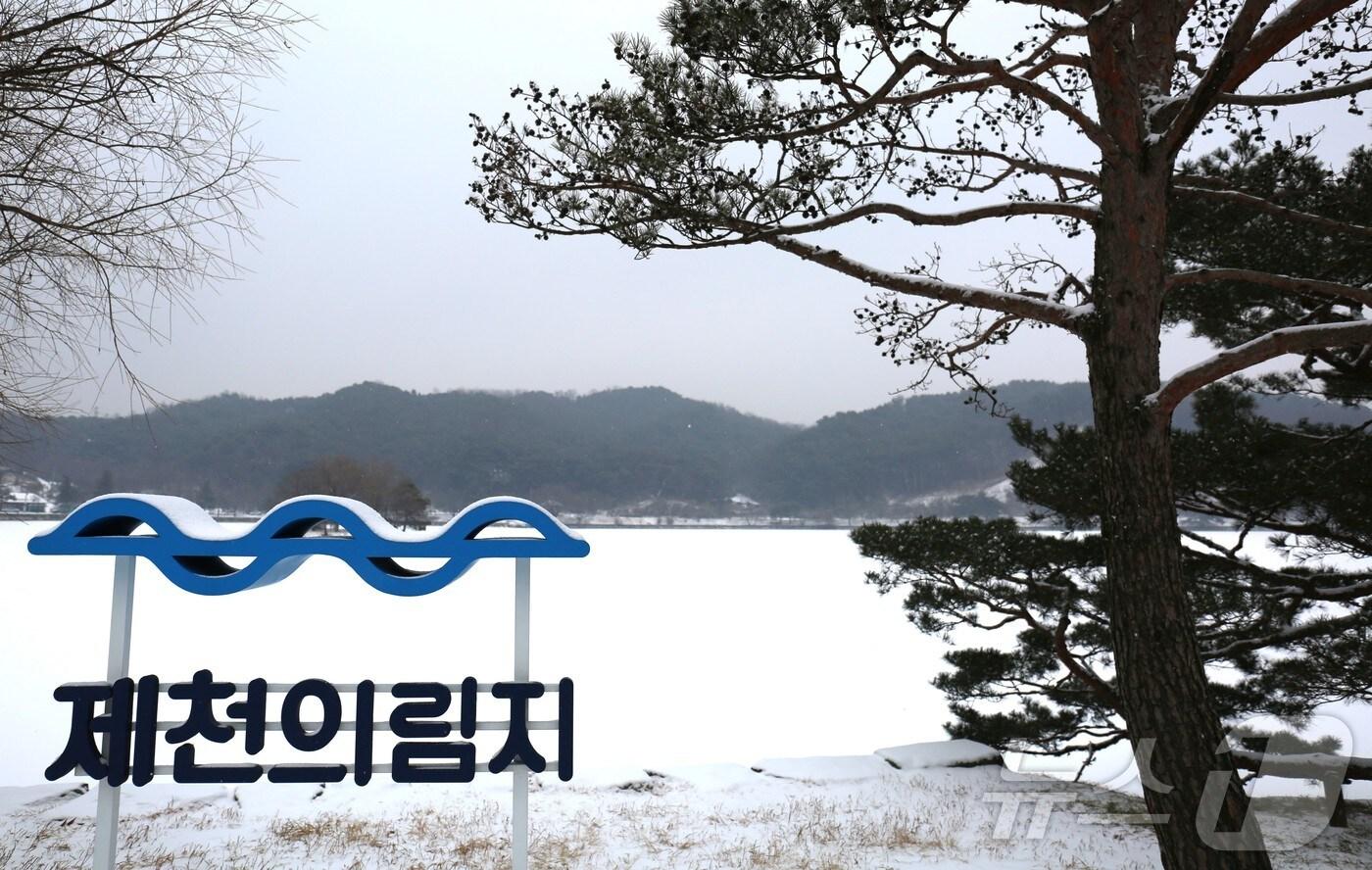 본문 이미지 -  지난 주말 충북 제천 의림지에 내린 눈. 2025.1.5/뉴스1 손도언 기자
