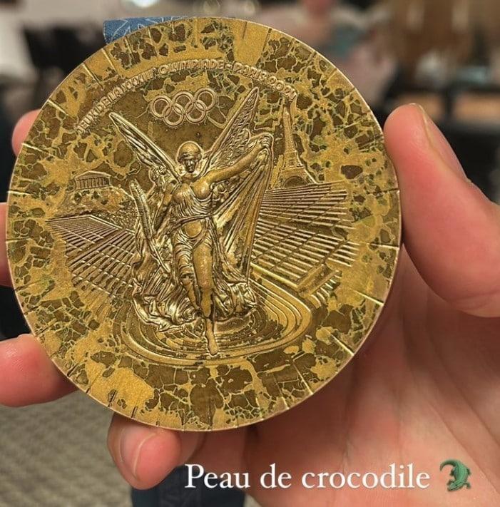 본문 이미지 - 녹슨 파리 올림픽 메달의 모습. (클레멘트 세키 SNS 캡처)