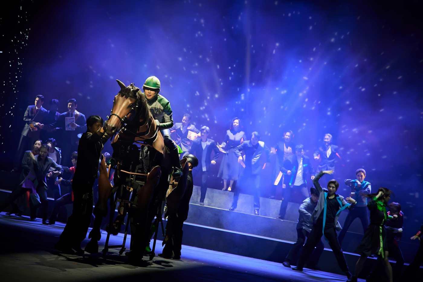 지난해 초연한 &#39;천 개의 파랑&#39; 공연 사진&#40;서울예술단 제공&#41;