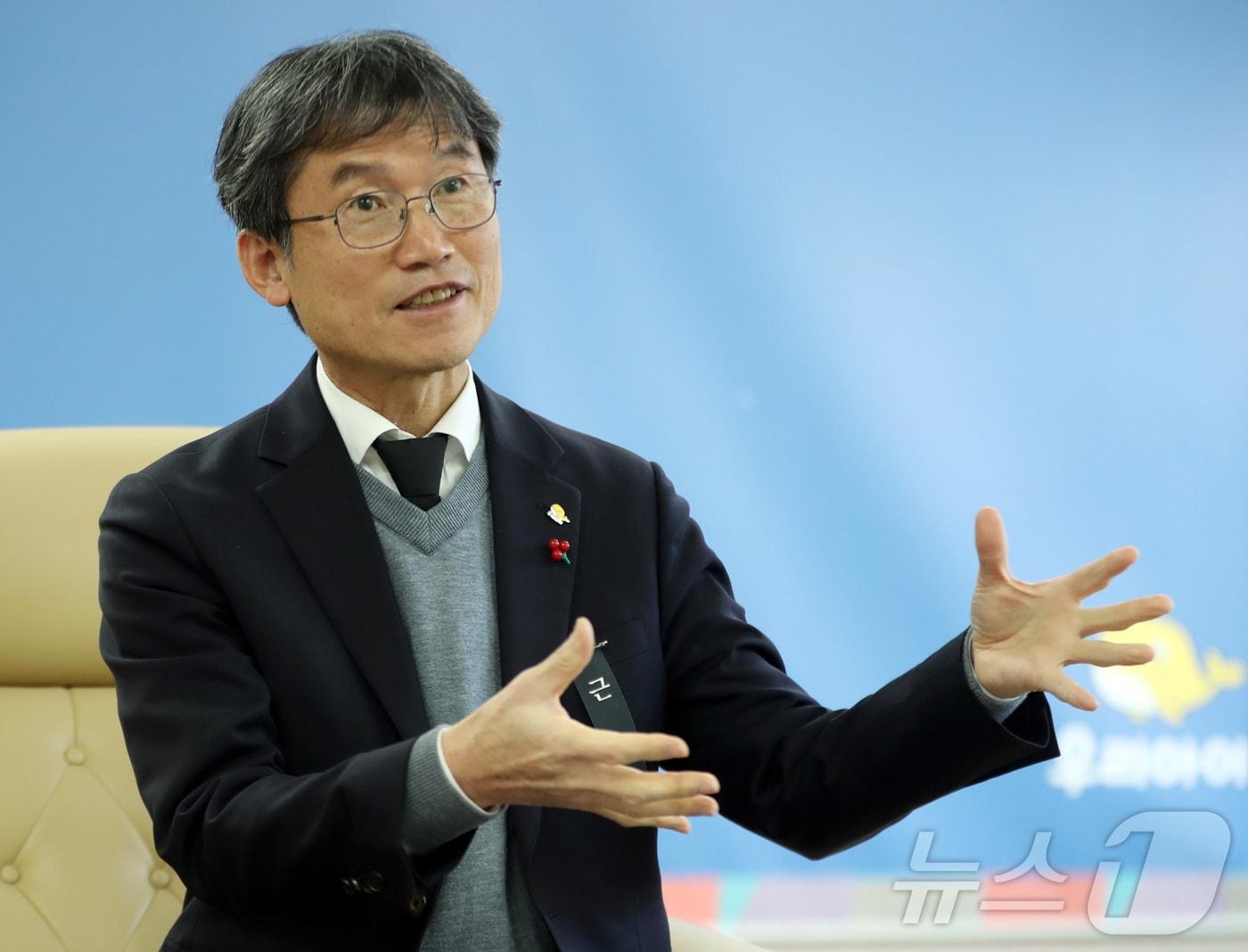 본문 이미지 - 천창수 울산교육감이 3일 시교육청 접견실에서 신년인터뷰를 하고 있다. 2025.1.3/뉴스1 ⓒ News1 김세은 기자 