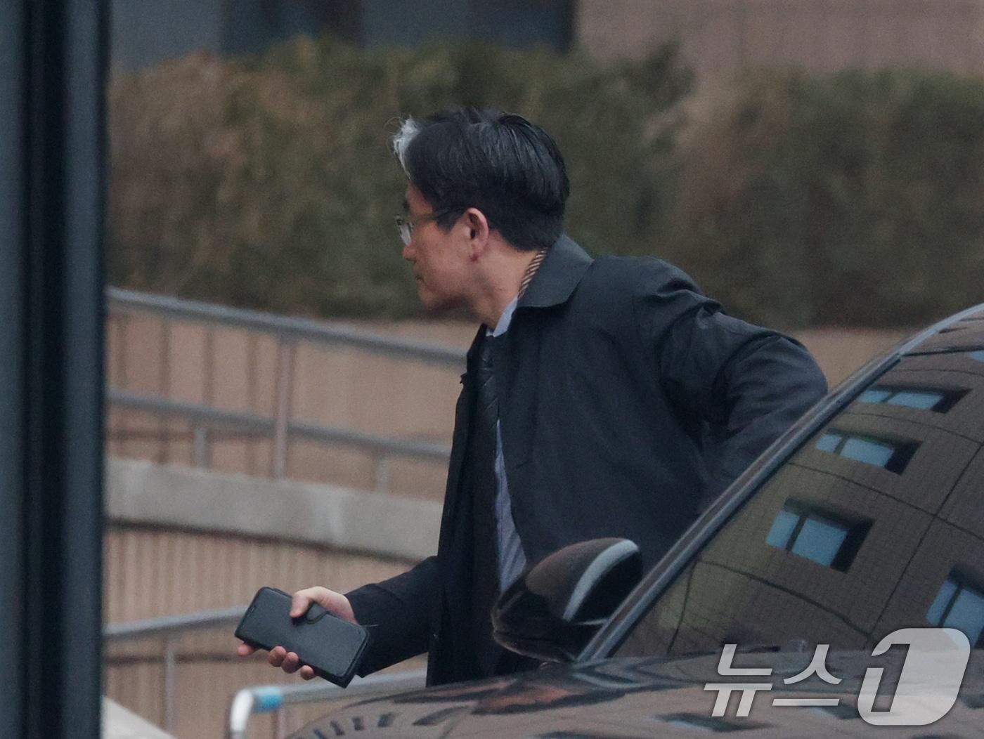 본문 이미지 - 윤석열 대통령의 체포영장 만료일인 6일 오전 경기 과천시 정부과천청사 고위공직자범죄수사처(공수처)로 오동운 공수처장이 출근하고 있다. 2025.1.6/뉴스1 ⓒ News1 김영운 기자
