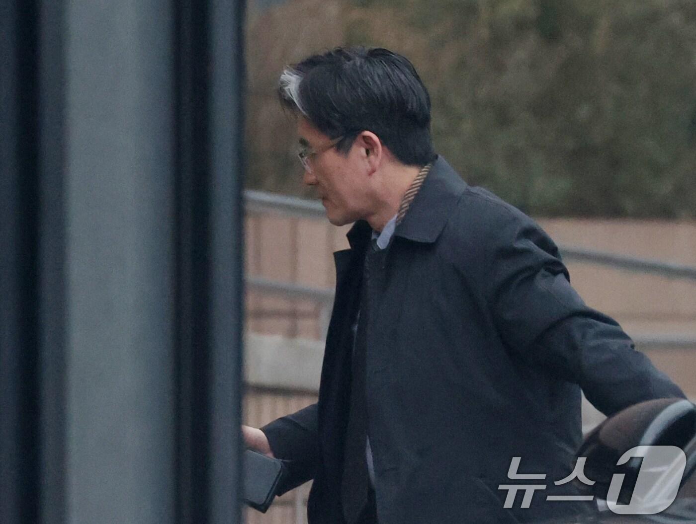 본문 이미지 - 윤석열 대통령의 체포영장 만료일인 6일 오전 경기 과천시 정부과천청사 고위공직자범죄수사처(공수처)로 오동운 공수처장이 출근하고 있다. 2025.1.6/뉴스1 ⓒ News1 김영운 기자