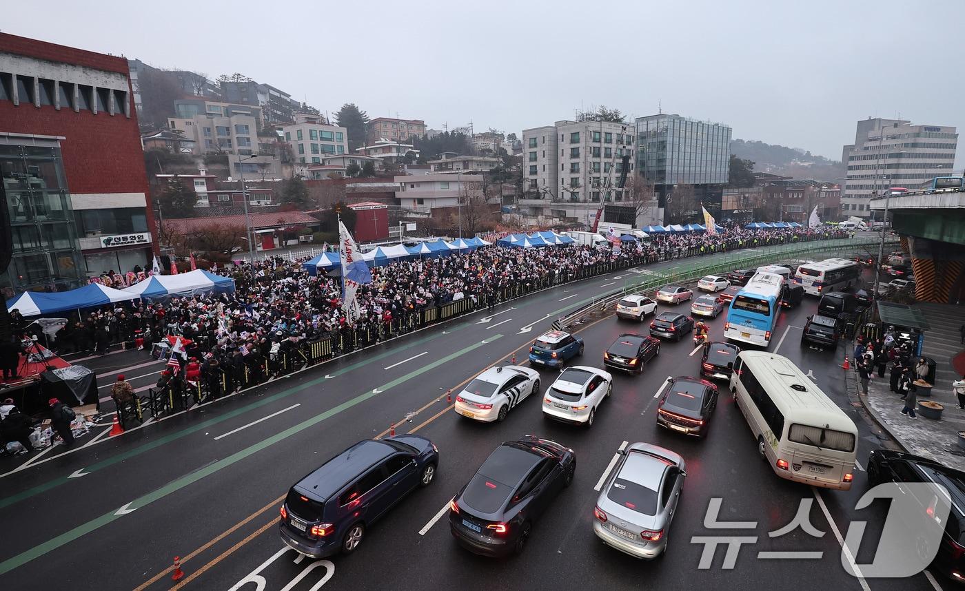 본문 이미지 - 대통령 관저 인근에서 윤석열 대통령 지지자들이 탄핵 반대 집회를 하고 있다. /뉴스1 ⓒ News1 김성진 기자
