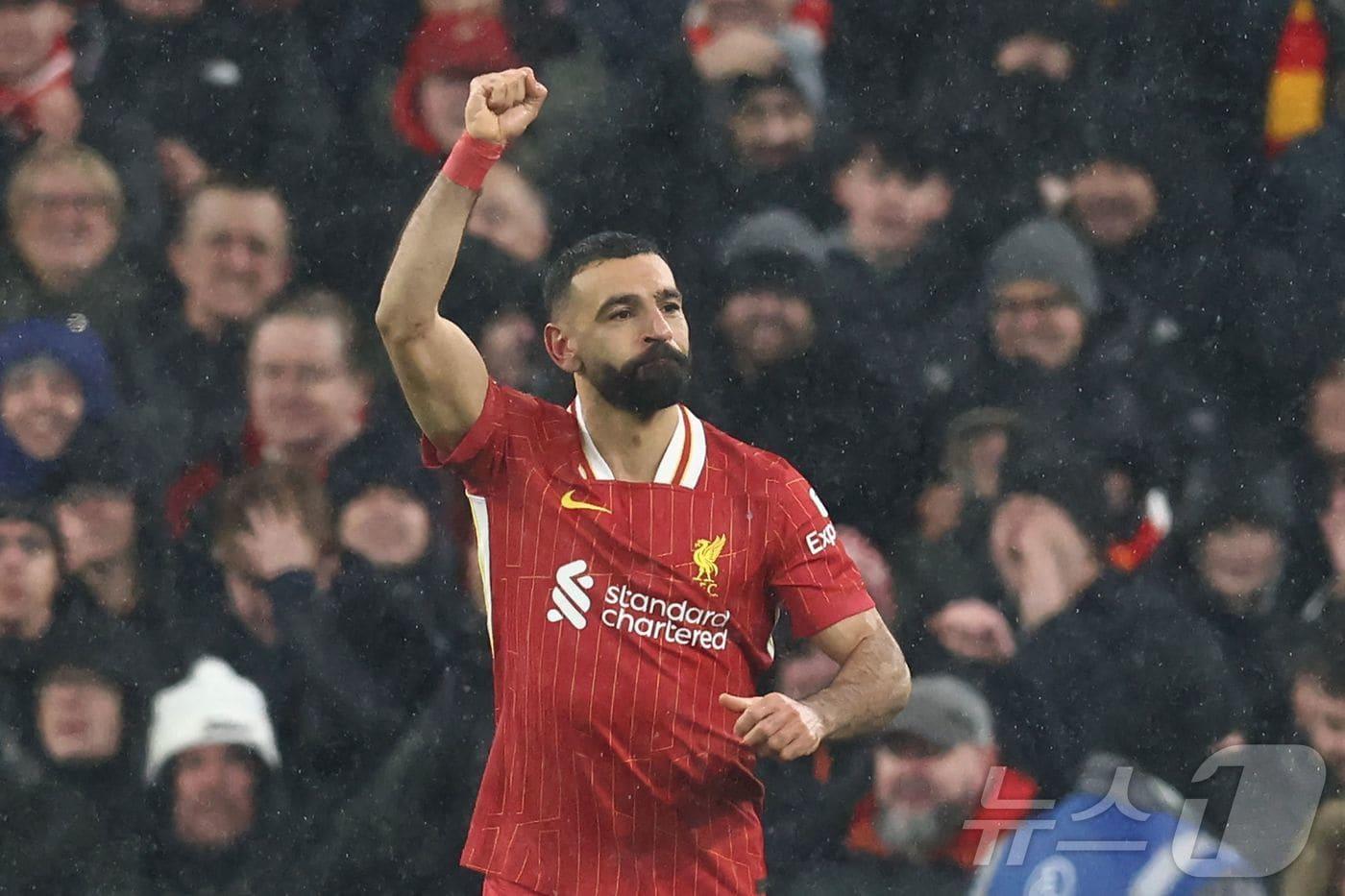 본문 이미지 - 리버풀 공격수 모하메드 살라가 6일(한국시간) 열린 2024-25 EPL 맨체스터 유나이티드전에서 시즌 리그 18호 골이자 통산 175호 골을 기록했다. ⓒ AFP=뉴스1