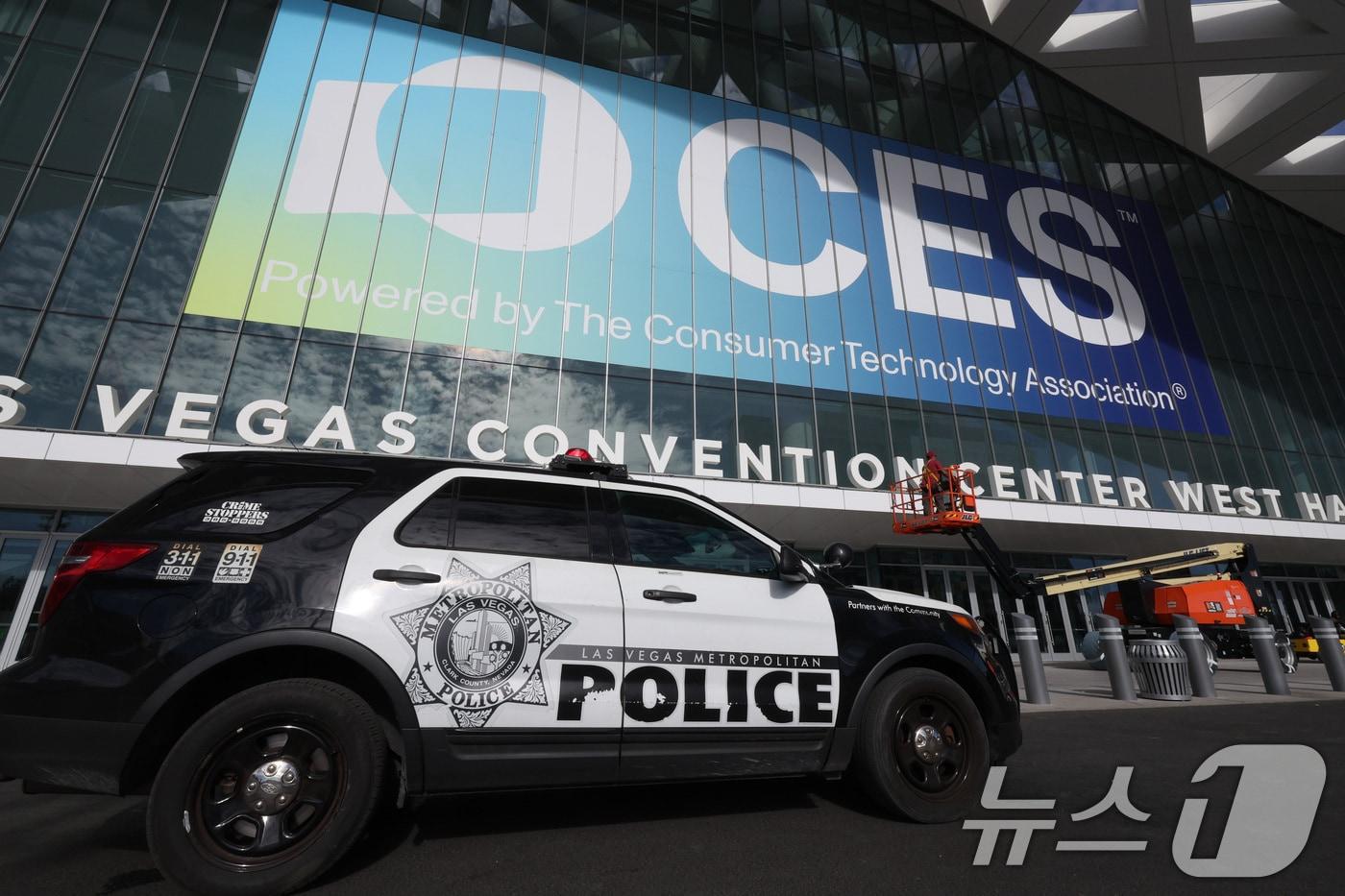 세계 최대 IT(정보기술)·가전 전시회 'CES 2025' 개막을 이틀 앞둔 5일(현지시간) 미국 네바다주 라스베이거스 컨벤션센터(LVCC)에서 경찰이 경계 근무를 서고 있다. '다이브 인'(Dive in)을 주제로 오는 7일부터 10일까지는 열리는 이번 전시회에는 전 세계 160개국에서 4,500여 개 기업이 참여해 전 세계 최신 기술 산업의 트렌드를 제시한다. 2025.1.6/뉴스1 ⓒ News1 신웅수 기자