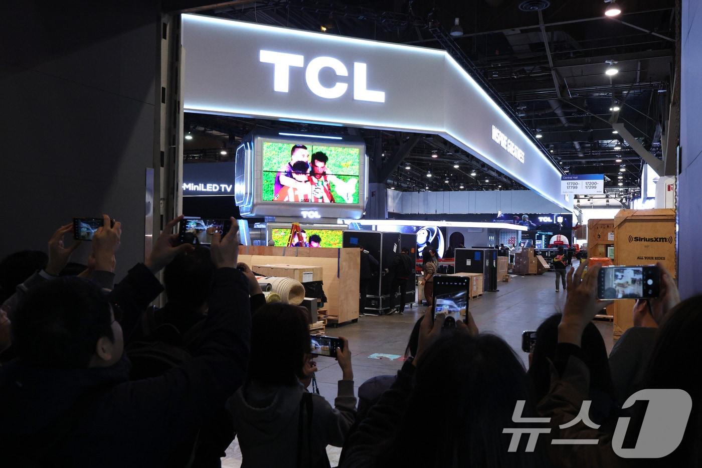 세계 최대 IT(정보기술)·가전 전시회 'CES 2025' 개막을 이틀 앞둔 5일(현지시간) 미국 네바다주 라스베이거스 컨벤션센터(LVCC)에서 한국 취재진이 중국 TCL 부스를 살펴보고 있다. 2025.1.6/뉴스1 ⓒ News1 신웅수 기자