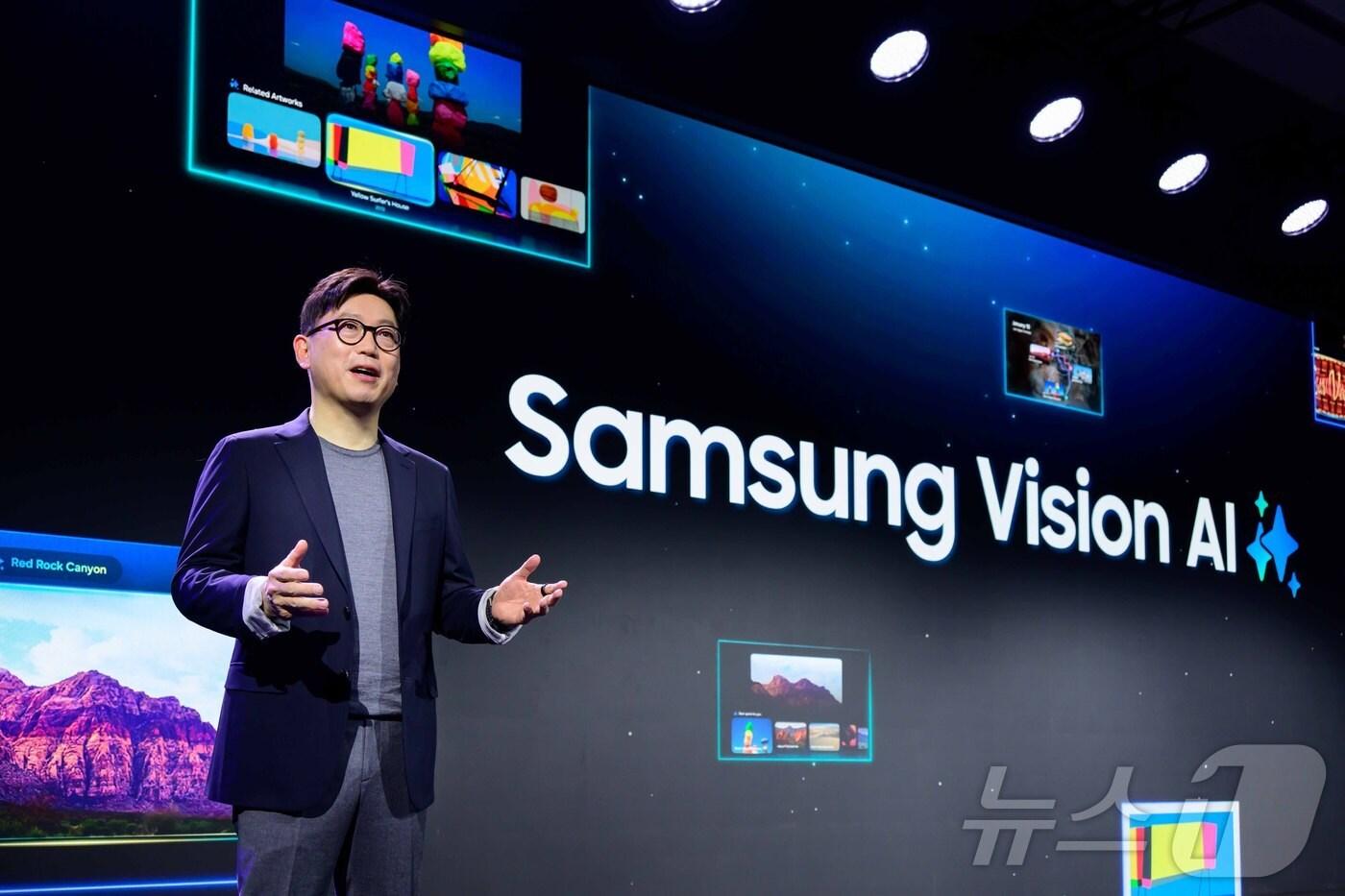 용석우 삼성전자 영상디스플레이사업부장(사장)이 6일(현지시간) 진행된 '삼성 퍼스트 룩 2025(Samsung First Look 2025)' 행사에서 기조연설을 하고 있다.