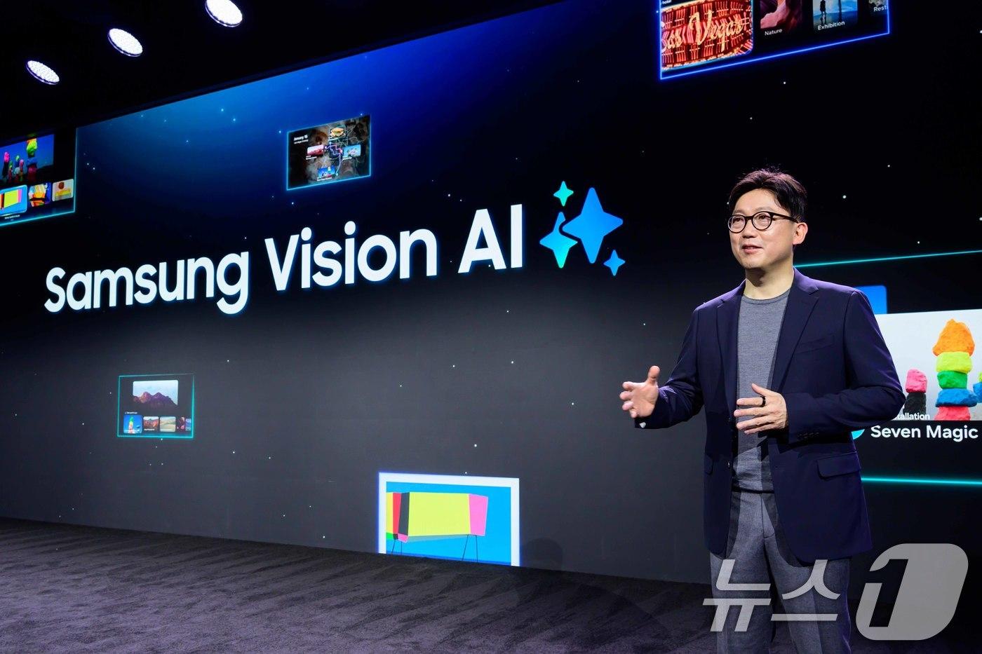 삼성전자 영상디스플레이사업부장 용석우 사장이 5일(현지시간) 미국 라스베이거스에서 열린 '삼성 퍼스트 룩 2025(Samsung First Look 2025)' 행사에서 기조연설을 하고 있다. (삼성전자 제공) 2025.1.6/뉴스1