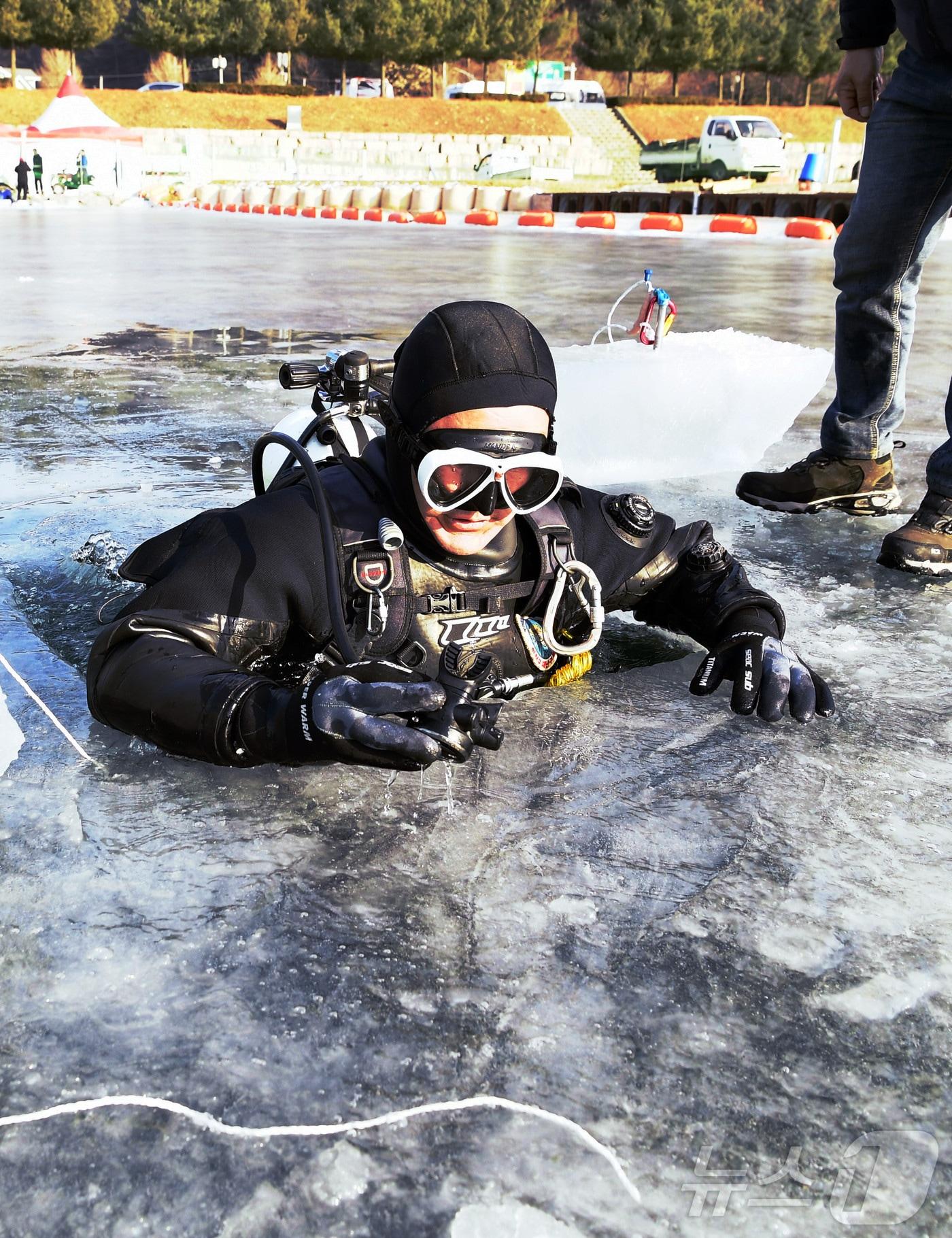 본문 이미지 - 강원 화천군 재난 구조대가 최근 축제장 얼음낚시터에서 수중 얼음판 점검 작업을 진행하고 있다.(화천군 제공)