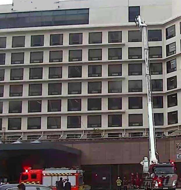 본문 이미지 - 5일 오후 2시45분쭘 경북 경주시 보문단지 내 호텔의 옥상 공조실에 불이 나 투숙객 60여명이 대피했다. 신고를 받은 소방당국이 고가사다리 차량을 투입, 진화하고 있다.(경주소방서 제공) 2025,1.6/뉴스1 