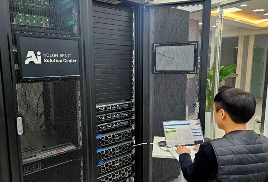 본문 이미지 - 코오롱베니트 직원이 AI 솔루션센터에서 델 파워엣지&#40;PowerEdge&#41; 서버를 활용한 솔루션 개발을 시연하고 있다. &#40;코오롱베니트 제공&#41;
