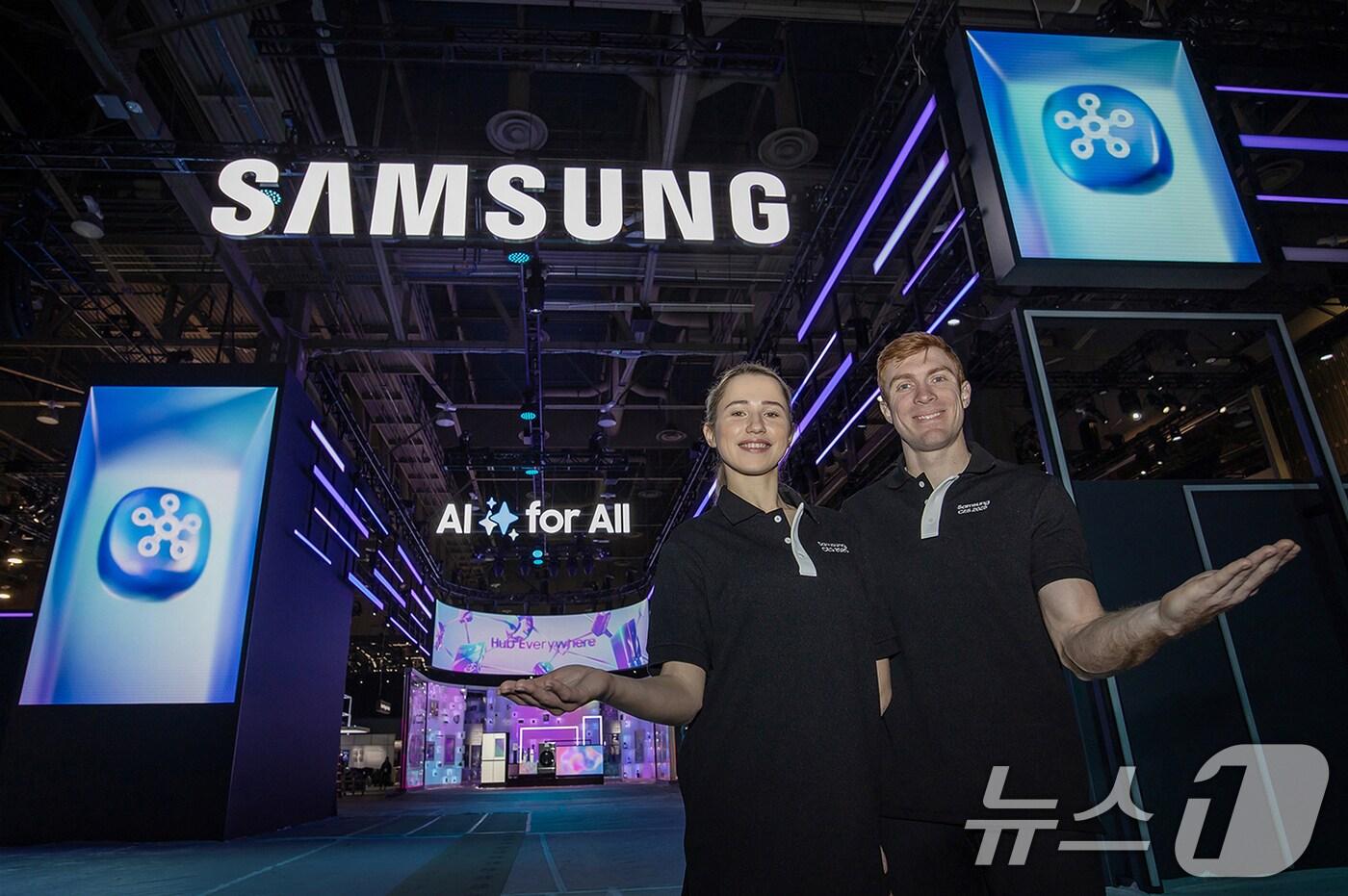 삼성전자가 오는 10일까지(현지시간) 미국 라스베이거스에서 열리는 세계 최대 전자 전시회 'CES 2025'에서 '모두를 위한 AI(AI for All)'를 주제로 'Home AI'를 제안한다고 6일 밝혔다. 모델이 삼성전자 전시관을 소개하고 있다. (삼성전자 제공) 2025.1.6/뉴스1