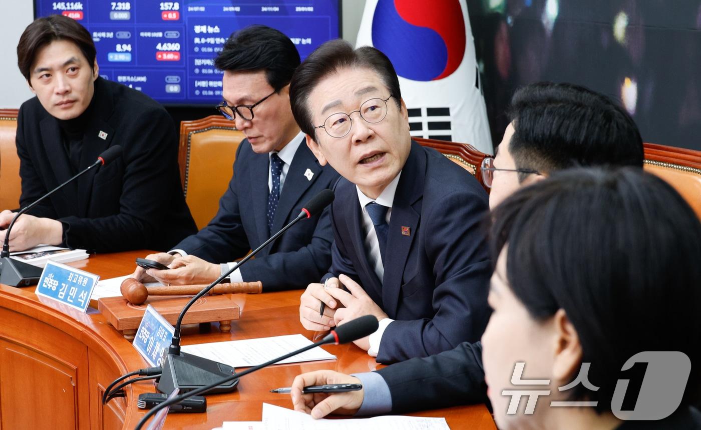 이재명 더불어민주당 대표가 6일 오전 서울 여의도 국회에서 최고위원회의에 앞서 민주당 홈페이지에 마련된 허위조작 정보 신고센터 '민주파출소'에 대한 전용기 의원의 설명을 들은 뒤 대통령 관저 인근 집회에서 민주노총 조합원에게 폭행당한 경찰이 의식불명 상태라는 가짜뉴스에 대한 대응을 당부하고 있다. 2025.1.6/뉴스1 ⓒ News1 안은나 기자