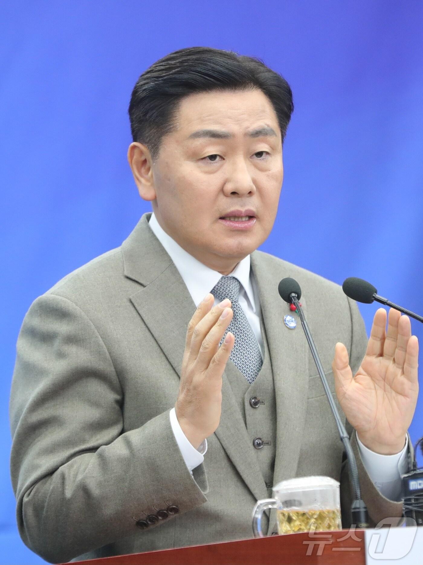 본문 이미지 - 김관영 전북도지사가 6일 전북자치도 전주시 전북특별자치도청 기자회견장에서 2025년 도정운영방향 신년 브리핑을 하고 질의에 답변을 하고 있다. 2025.1.6/뉴스1 ⓒ News1 유경석 기자