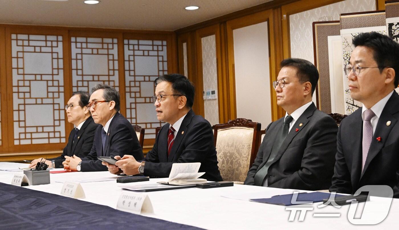 최상목 대통령 권한대행 부총리 겸 기획재정부 장관이 6일 서울 종로구 정부서울청사에서 대외 경제 현안 간담회를 주재하고 있다. (기획재정부 제공) 2025.1.6/뉴스1